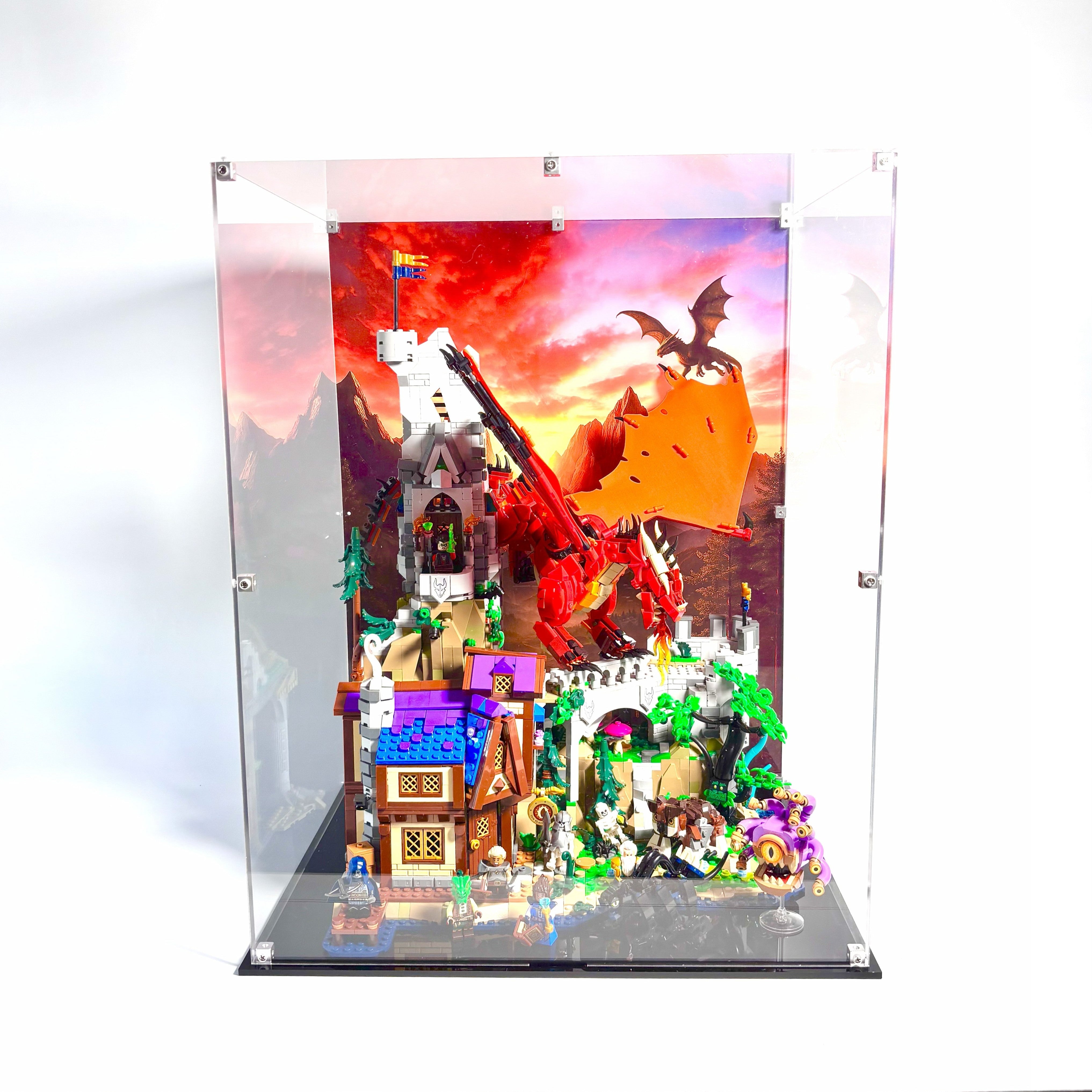 Akryl kasse til LEGO® Dungeons & Dragons™: Den Røde Drages Fortælling – støvfri beskyttelse og elegant udstilling af helte, våben og den mægtige røde drage.