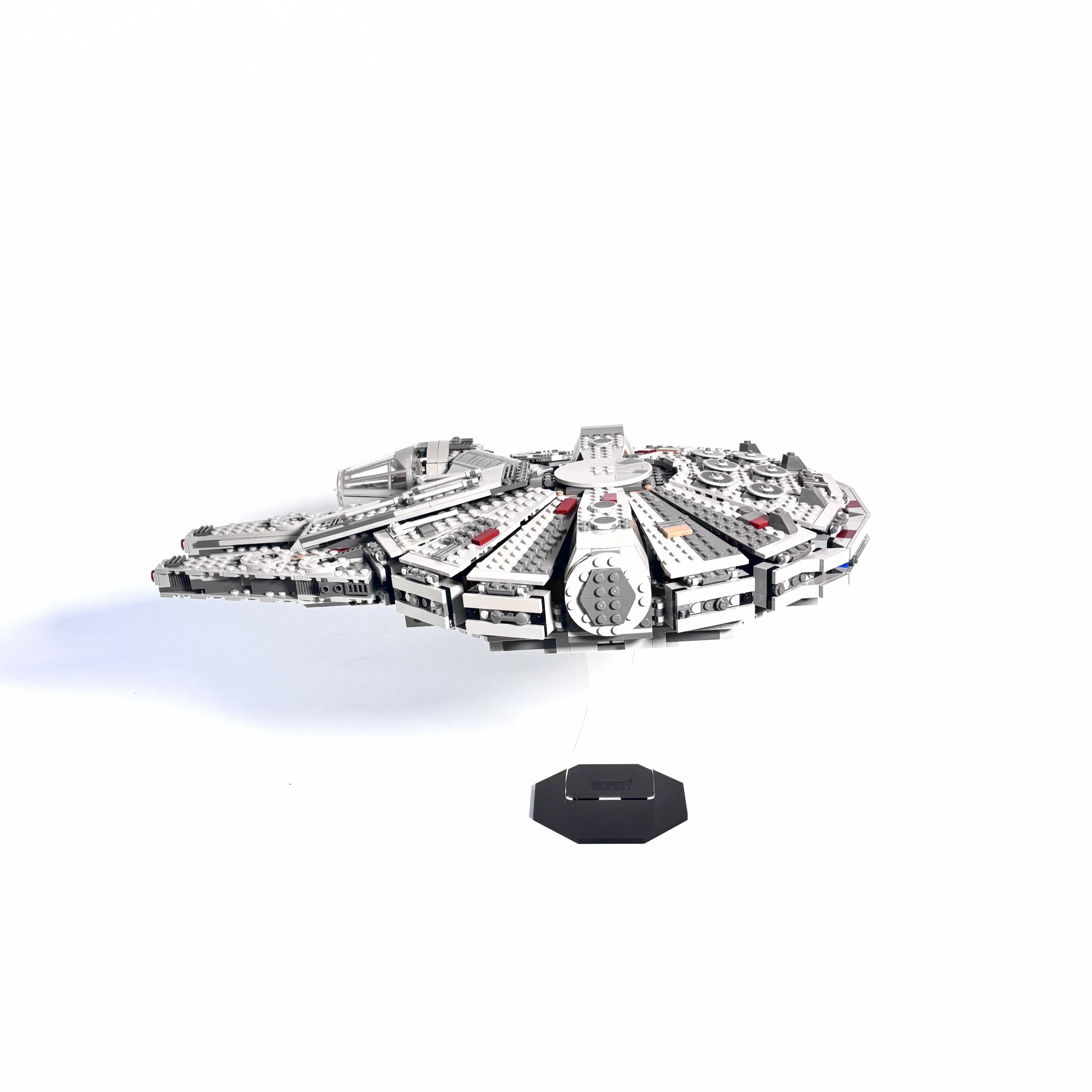 Displaystand til LEGO® biler, fly og rumskibe – vælg mellem lige eller skrå (25°) top samt plader på 67x67 mm og 35x35 mm.