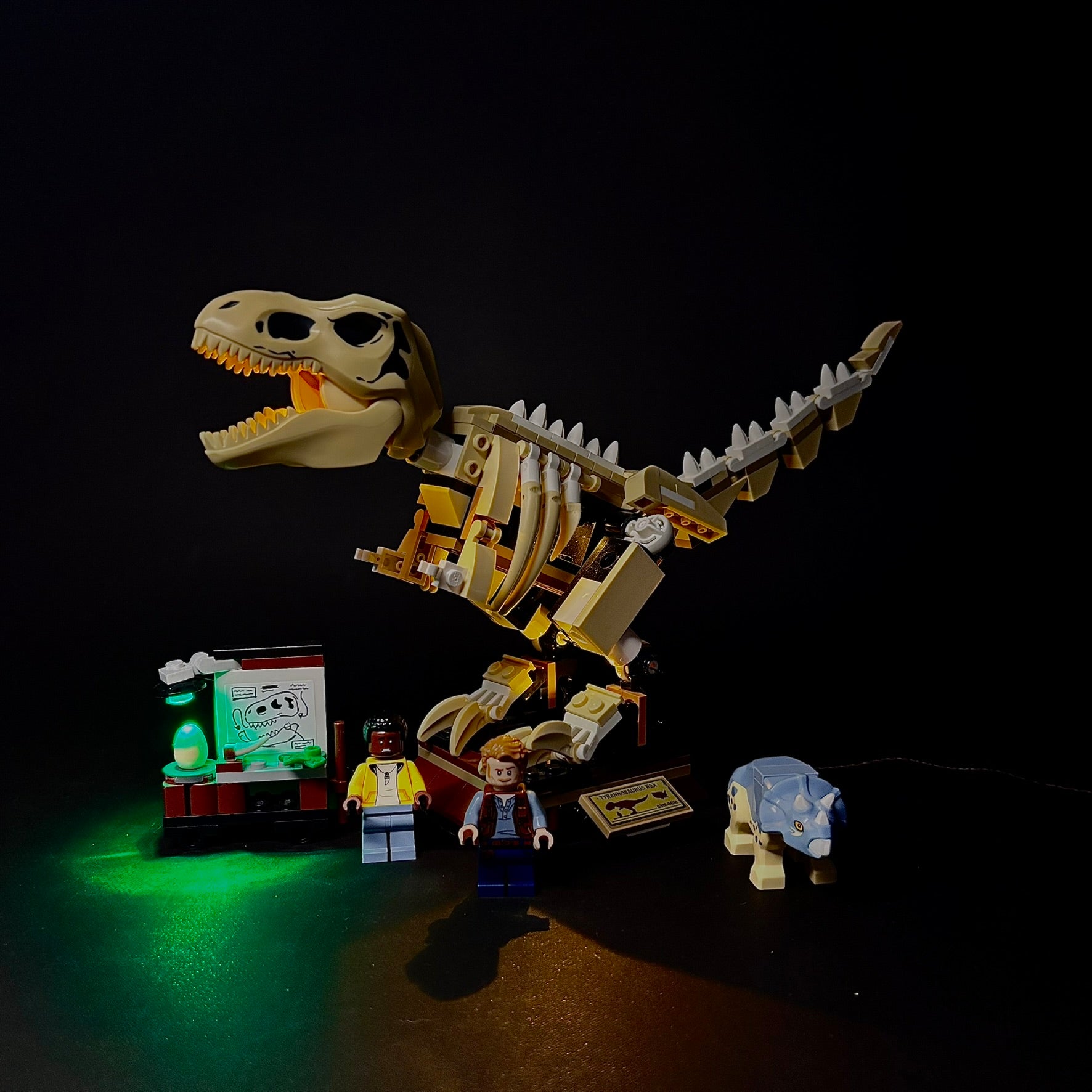 Lyssæt til LEGO® T. rex-dinosaurudstilling (76940) med farverige LED-lys og dramatik
