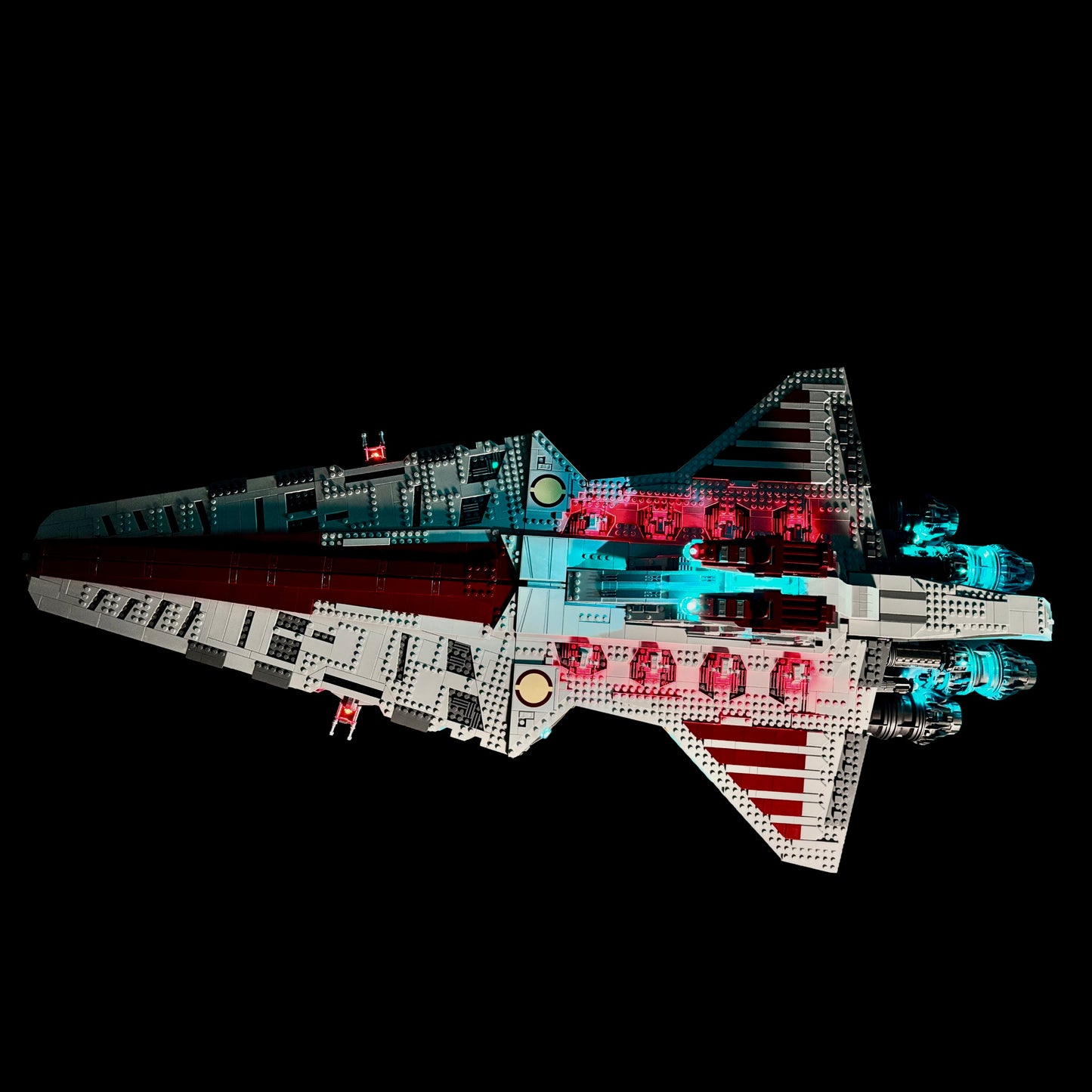 Lyskit til LEGO® 75367 Venator-Class Republic Attack Cruiser™ med LED-belysning, der fremhæver hangarer, vinduer og kanoner.