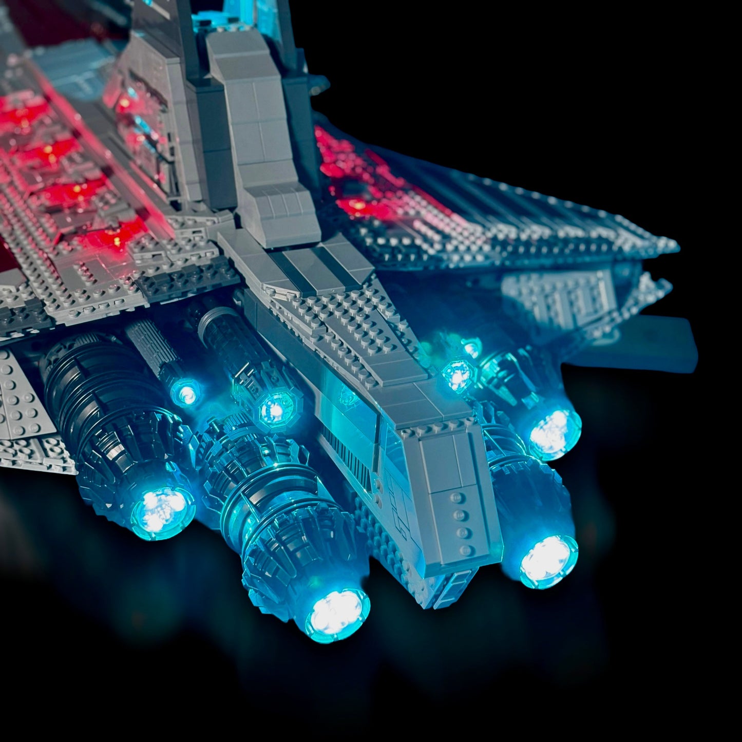 Lyskit til LEGO® 75367 Venator-Class Republic Attack Cruiser™ med LED-belysning, der fremhæver hangarer, vinduer og kanoner.