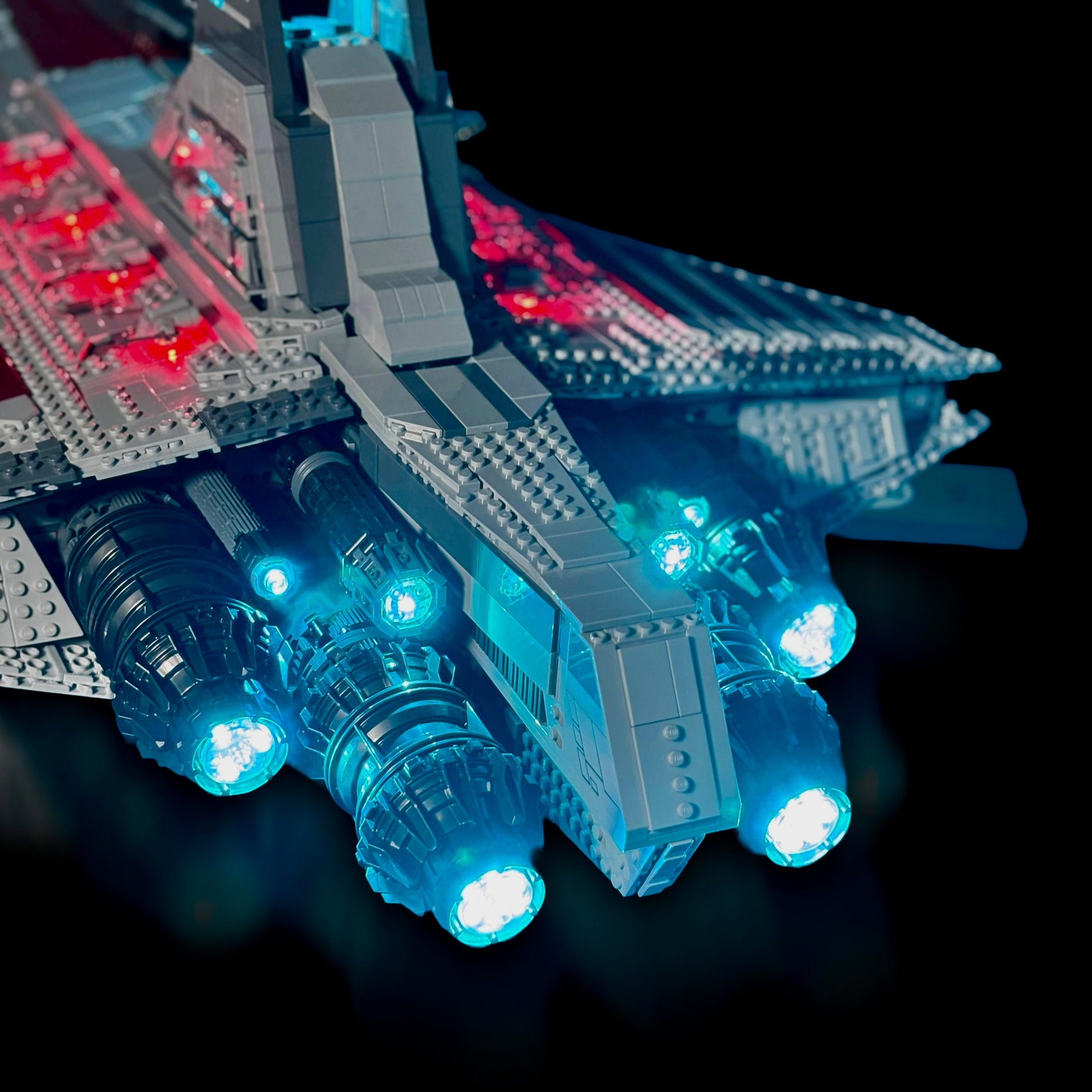 Lyskit til LEGO® 75367 Venator-Class Republic Attack Cruiser™ med LED-belysning, der fremhæver hangarer, vinduer og kanoner.