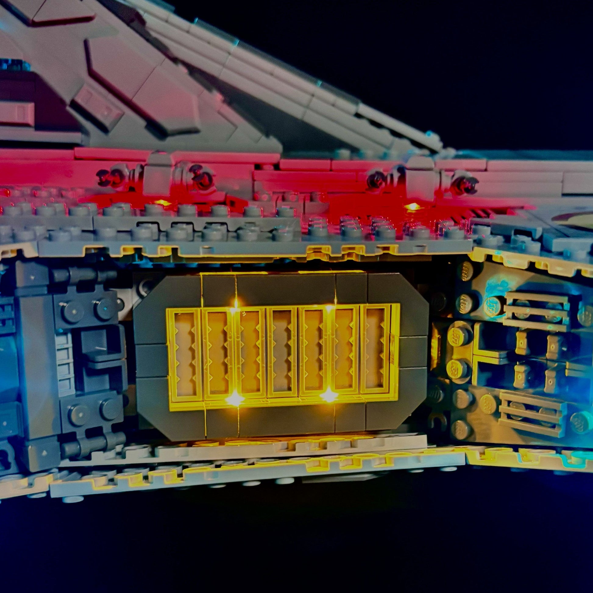 Lyskit til LEGO® 75367 Venator-Class Republic Attack Cruiser™ med LED-belysning, der fremhæver hangarer, vinduer og kanoner.