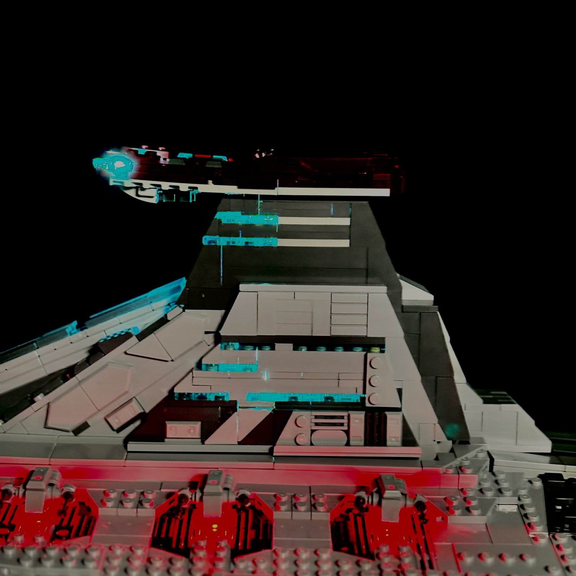 Lyskit til LEGO® 75367 Venator-Class Republic Attack Cruiser™ med LED-belysning, der fremhæver hangarer, vinduer og kanoner.
