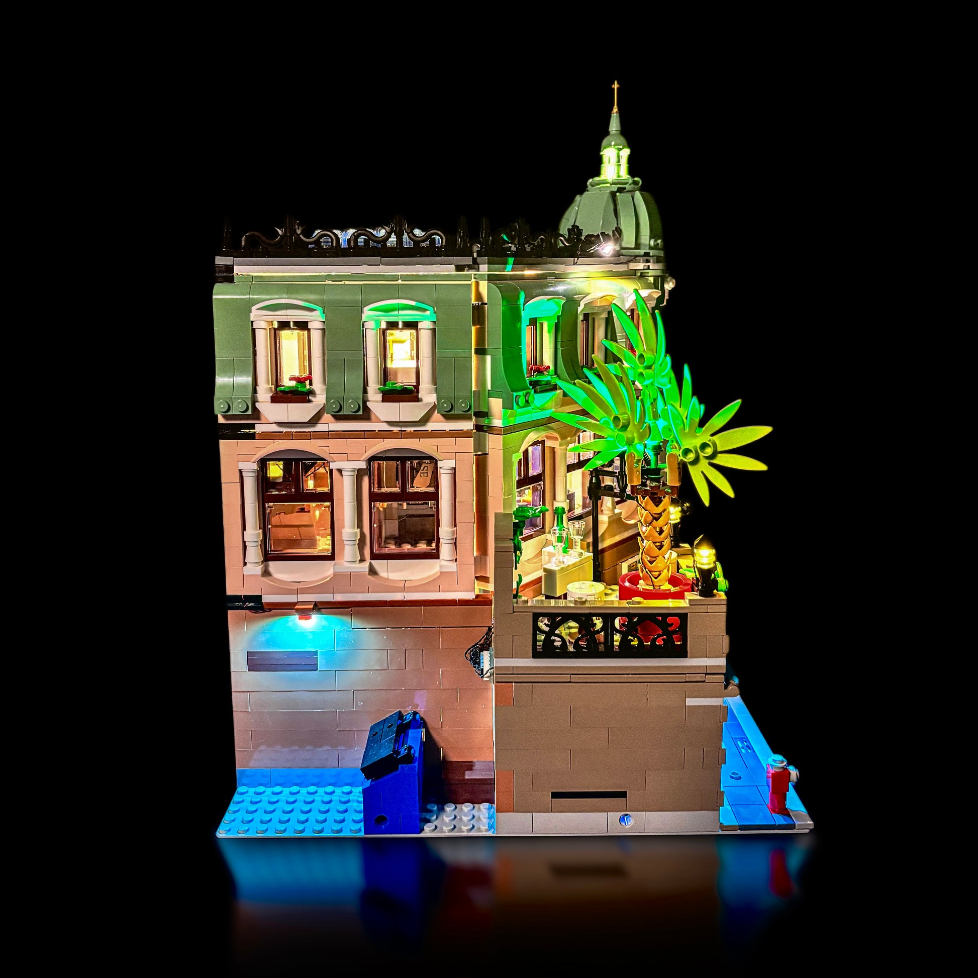 Lyskit til LEGO® Boutique Hotel (10297) med oplyste etager, reception, kunst og tagterrasse