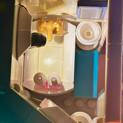 Lyskit til LEGO® Boutique Hotel (10297) med oplyste etager, reception, kunst og tagterrasse