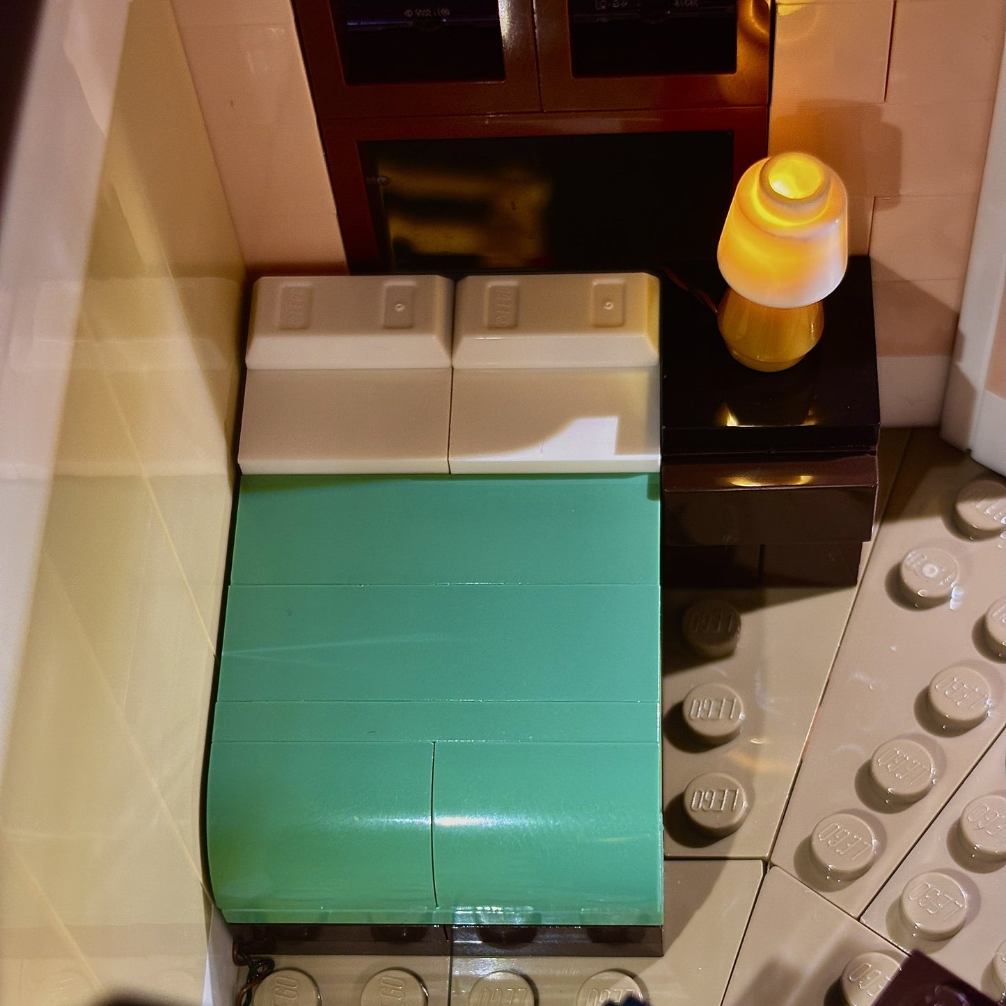 Lyskit til LEGO® Boutique Hotel (10297) med oplyste etager, reception, kunst og tagterrasse