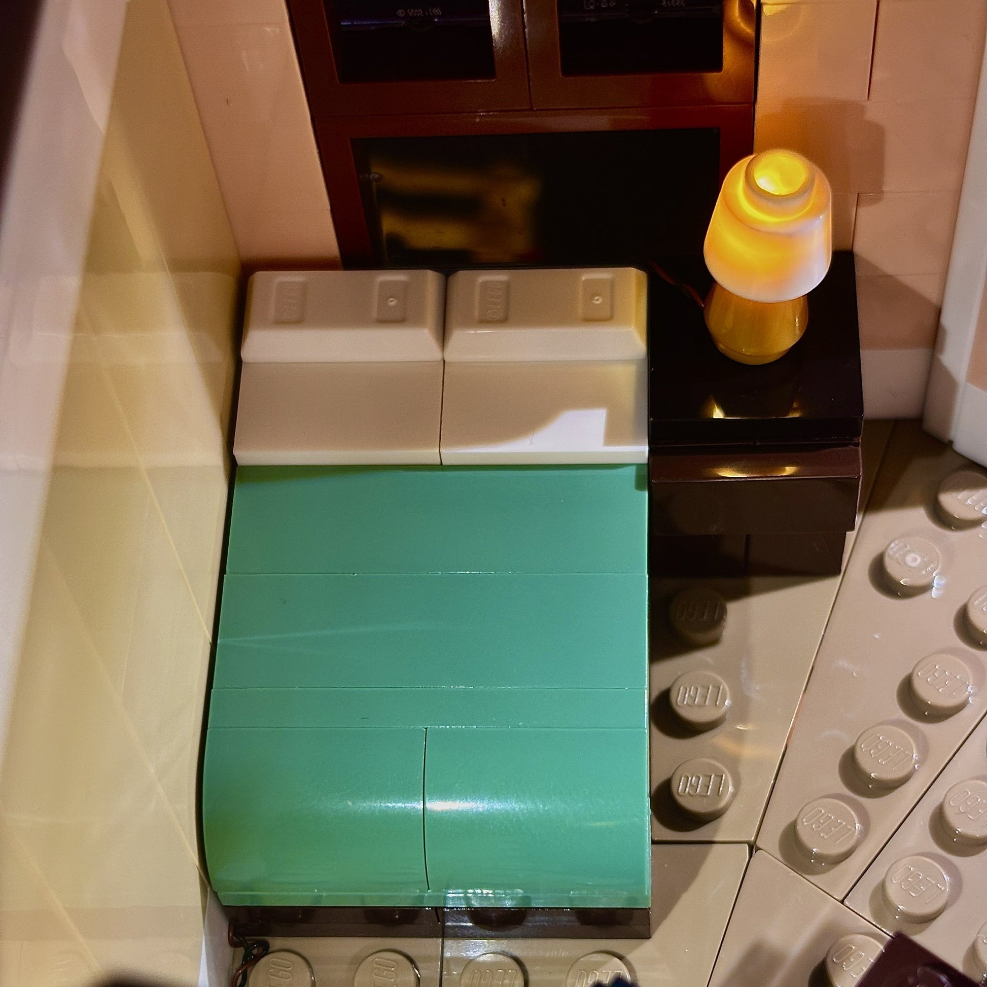 Lyskit til LEGO® Boutique Hotel (10297) med oplyste etager, reception, kunst og tagterrasse