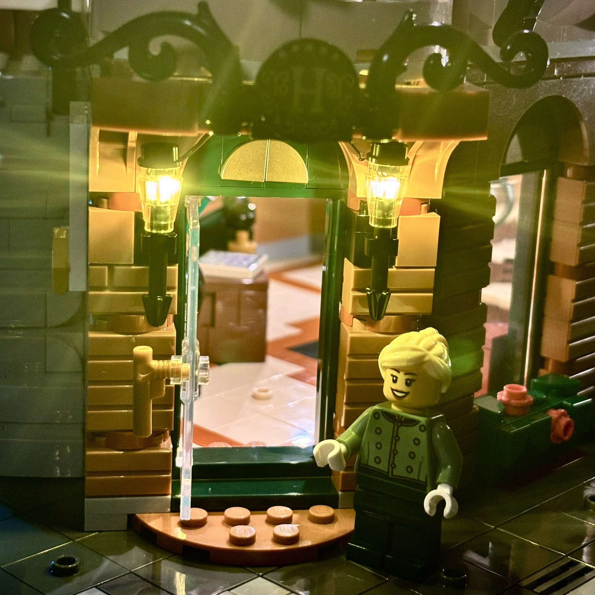 Lyskit til LEGO® Boutique Hotel (10297) med oplyste etager, reception, kunst og tagterrasse