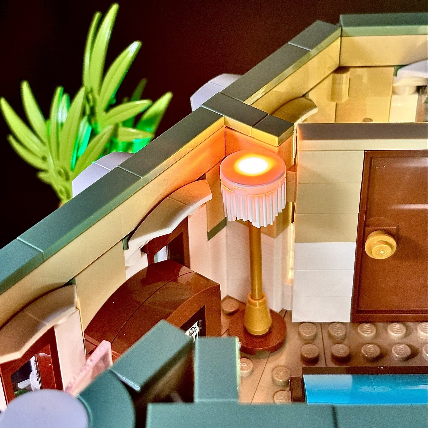 Lyskit til LEGO® Boutique Hotel (10297) med oplyste etager, reception, kunst og tagterrasse