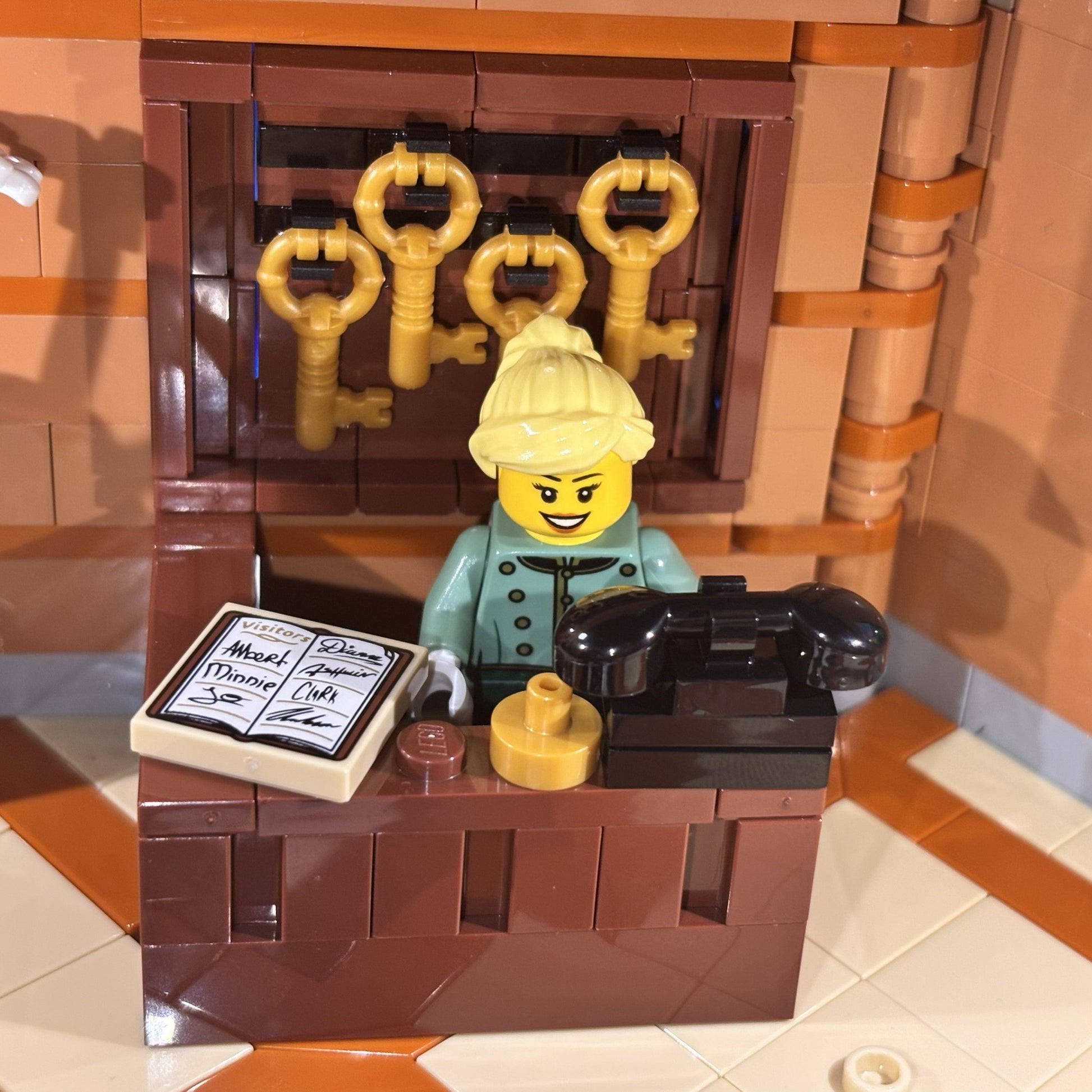 Lyskit til LEGO® Boutique Hotel (10297) med oplyste etager, reception, kunst og tagterrasse