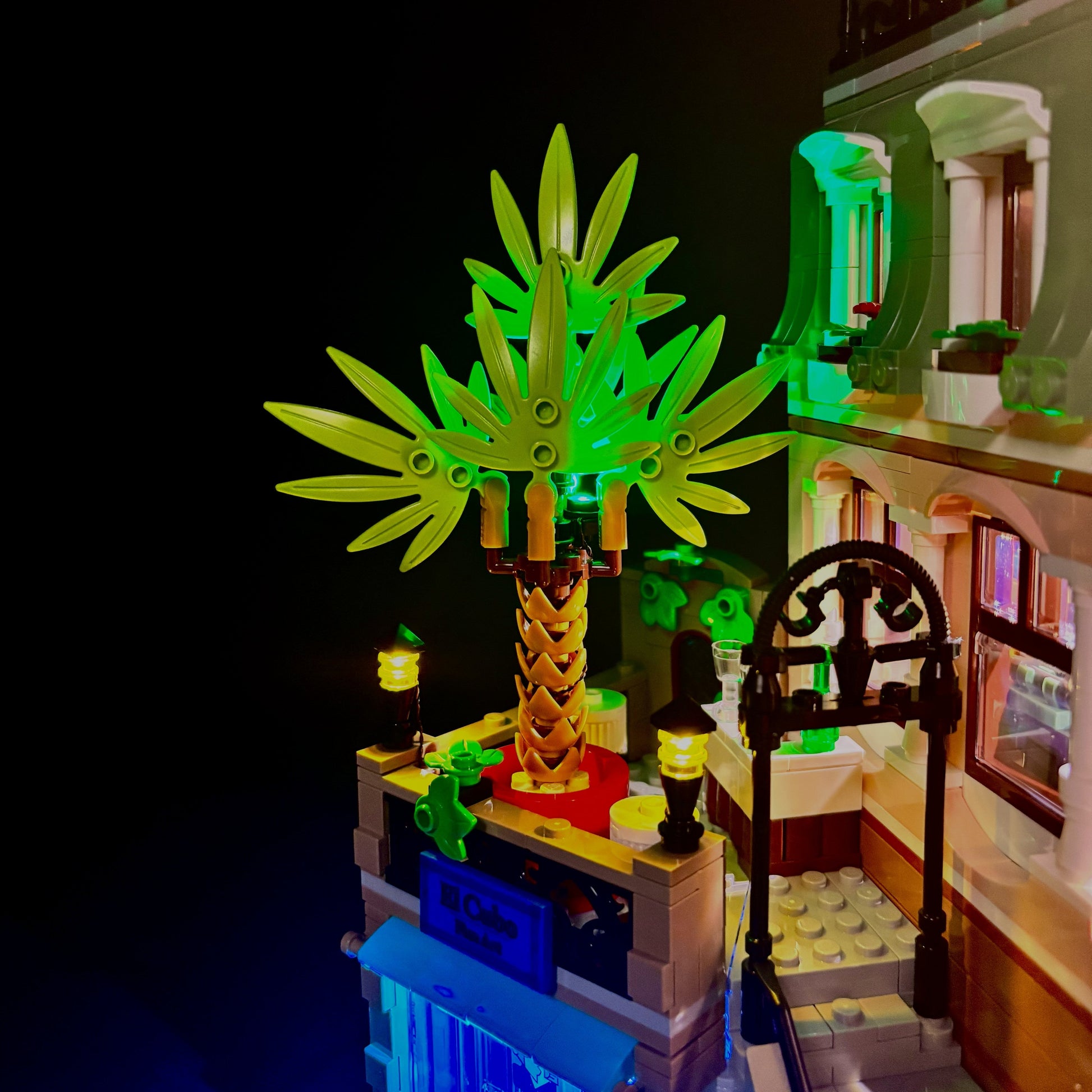 Lyskit til LEGO® Boutique Hotel (10297) med oplyste etager, reception, kunst og tagterrasse