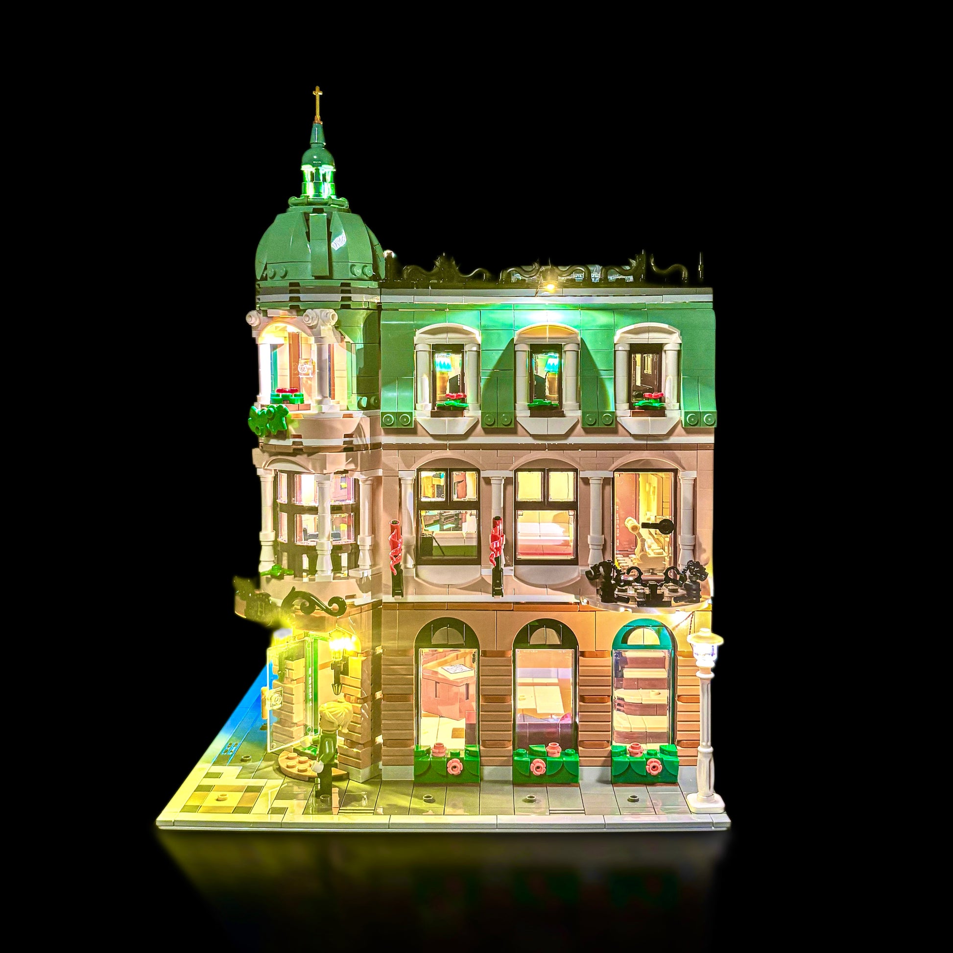 Lyskit til LEGO® Boutique Hotel (10297) med oplyste etager, reception, kunst og tagterrasse