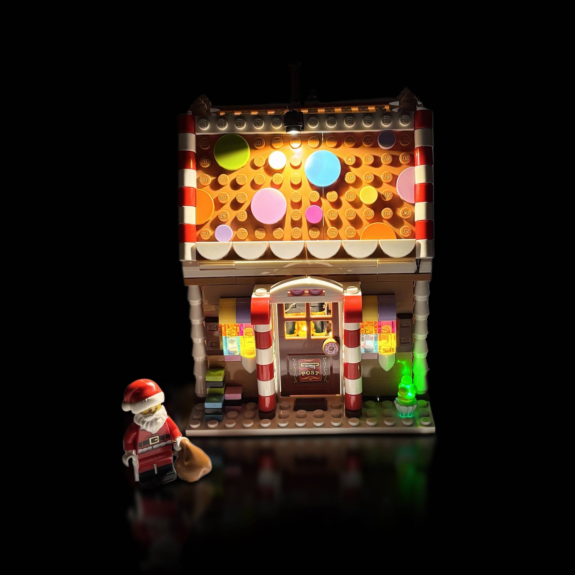 Lyskit til  LEGO® 40809 Festive Gingerbread House, der fremhæver de søde og julede detaljer med varme LED-lys.