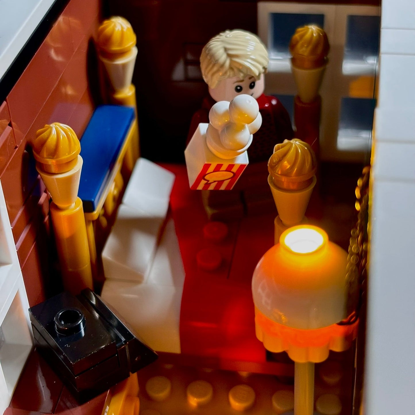 Lyskit til LEGO® Home Alone™ (21330) McCallister-huset med julebelysning og magisk stemning fra filmklassikeren.