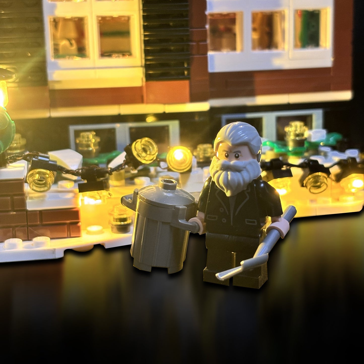 Lyskit til LEGO® Home Alone™ (21330) McCallister-huset med julebelysning og magisk stemning fra filmklassikeren.