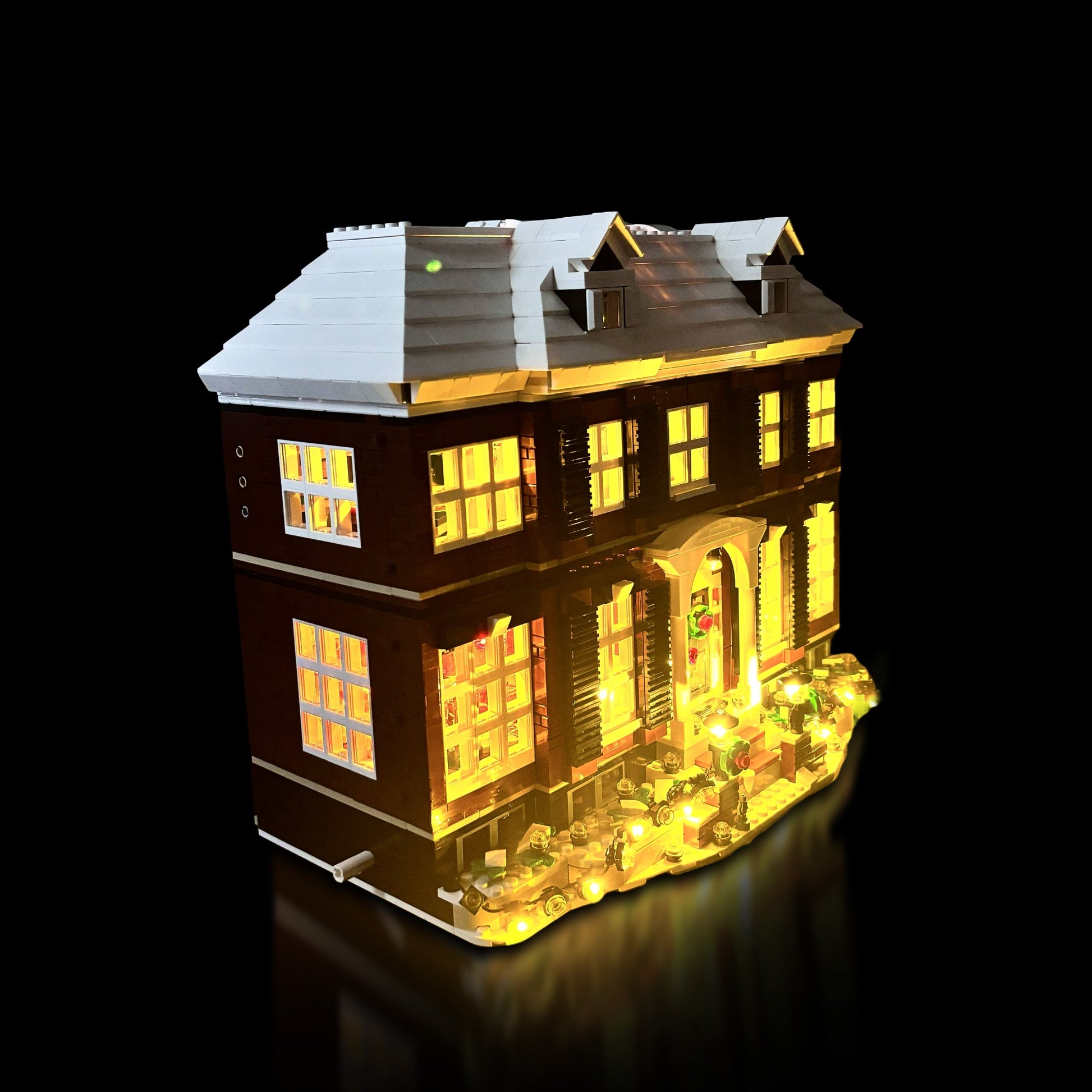 Lyskit til LEGO® Home Alone™ (21330) McCallister-huset med julebelysning og magisk stemning fra filmklassikeren.