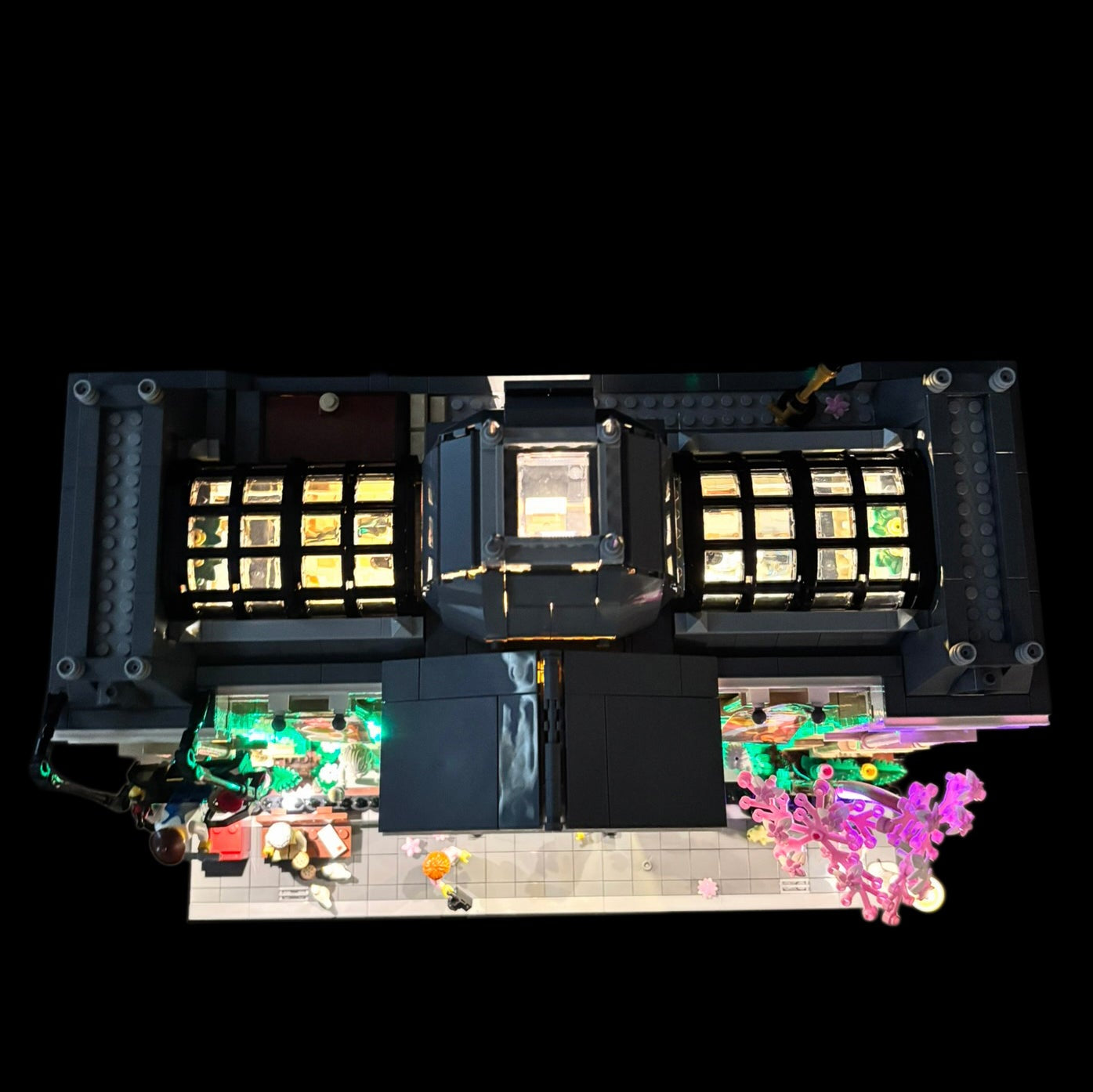 Lyskit til LEGO® Natural History Museum (10326) med oplyste etager, statuer, træer og dinosaur-skelet