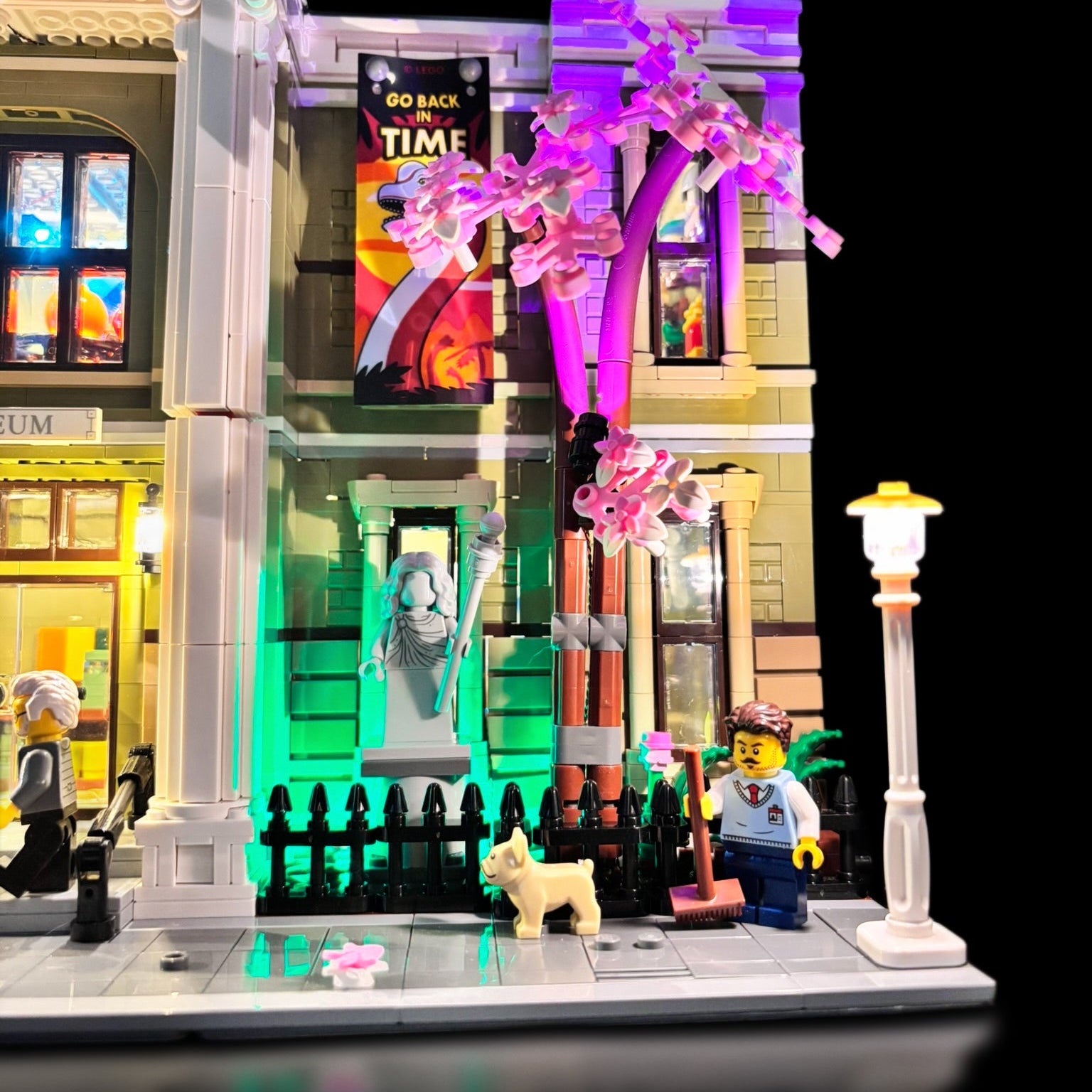 Lyskit til LEGO® Natural History Museum (10326) med oplyste etager, statuer, træer og dinosaur-skelet