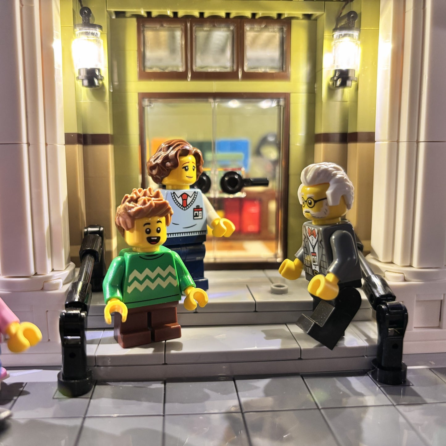 Lyskit til LEGO® Natural History Museum (10326) med oplyste etager, statuer, træer og dinosaur-skelet