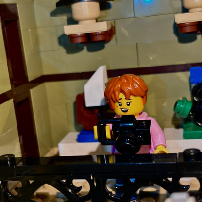 Lyskit til LEGO® Natural History Museum (10326) med oplyste etager, statuer, træer og dinosaur-skelet