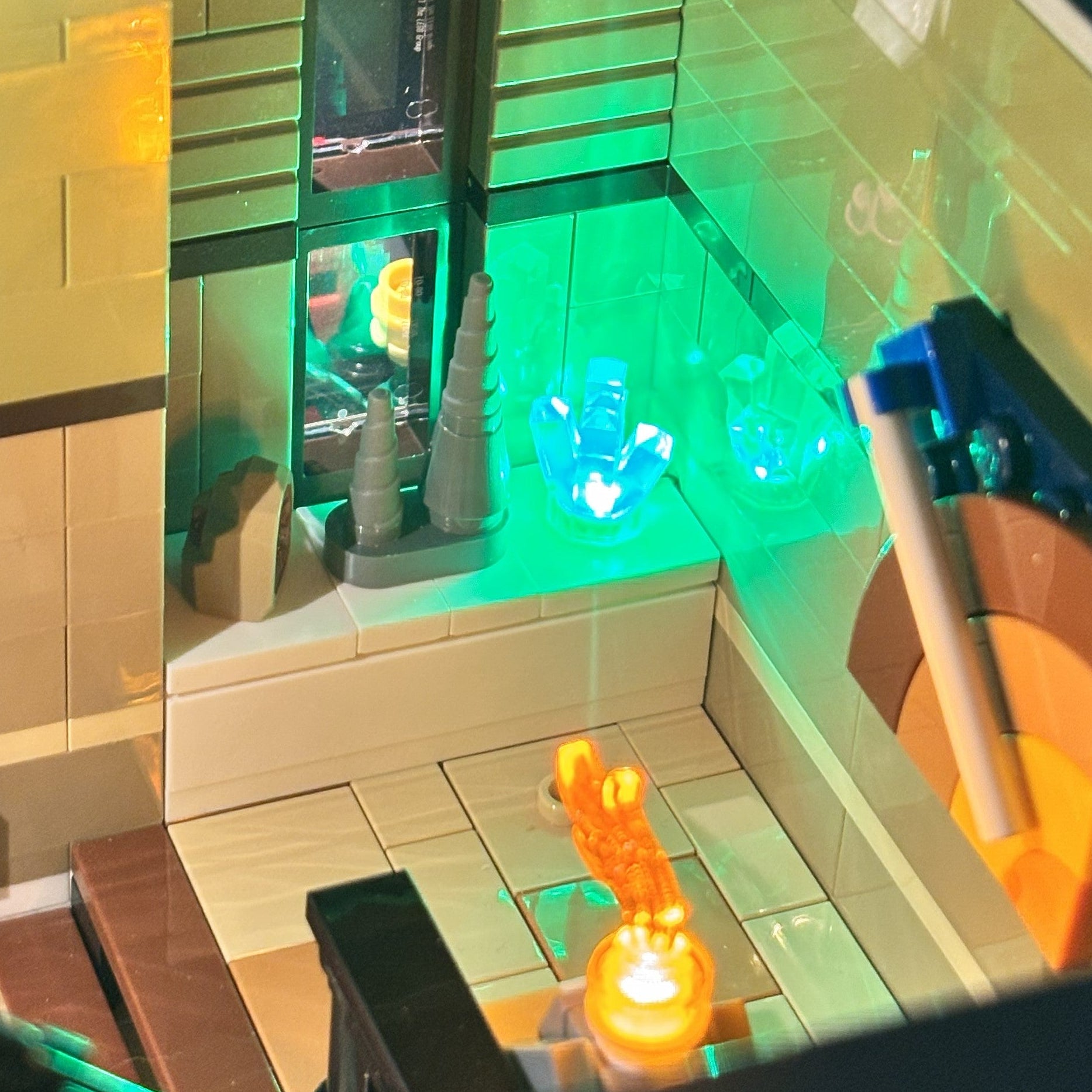 Lyskit til LEGO® Natural History Museum (10326) med oplyste etager, statuer, træer og dinosaur-skelet