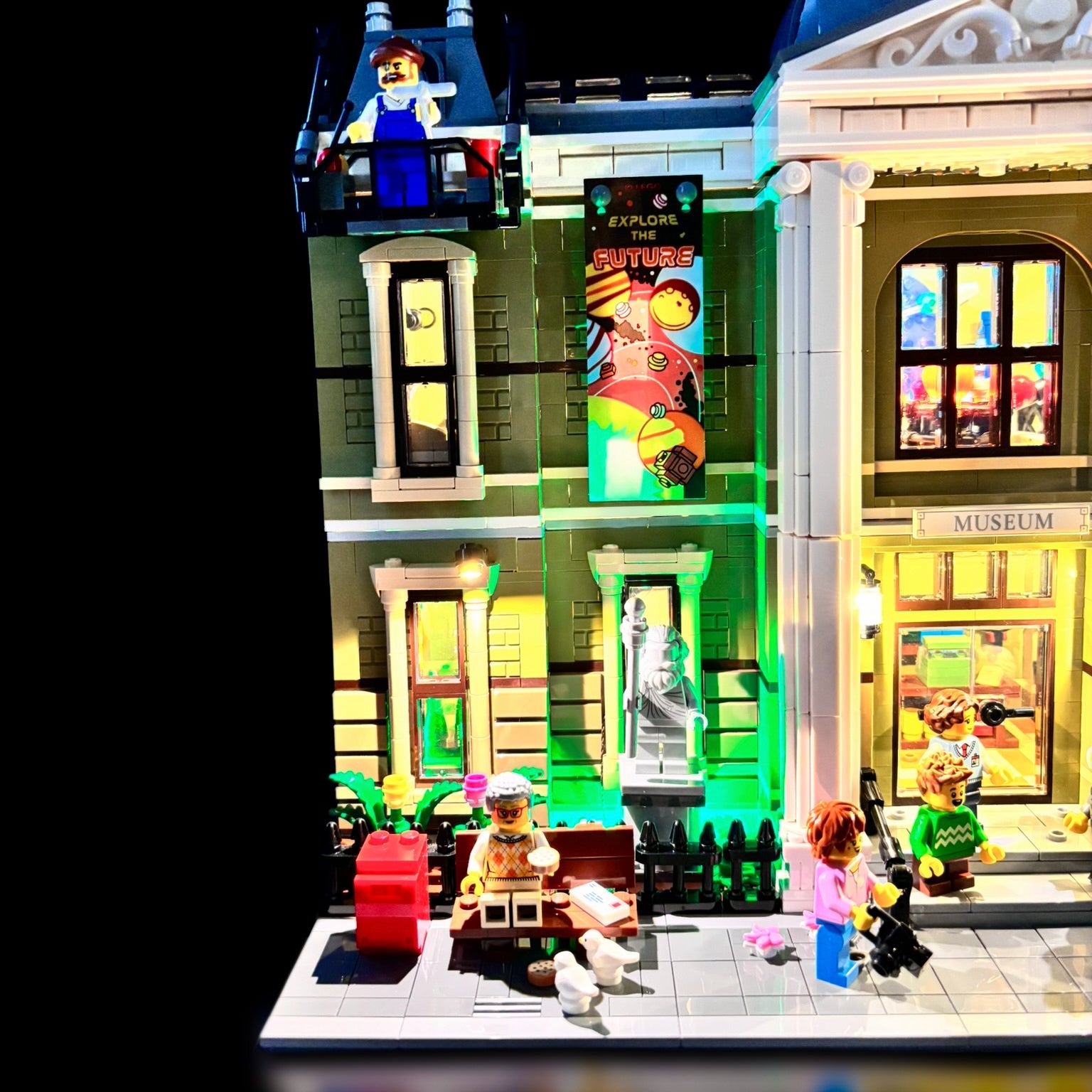 Lyskit til LEGO® Natural History Museum (10326) med oplyste etager, statuer, træer og dinosaur-skelet