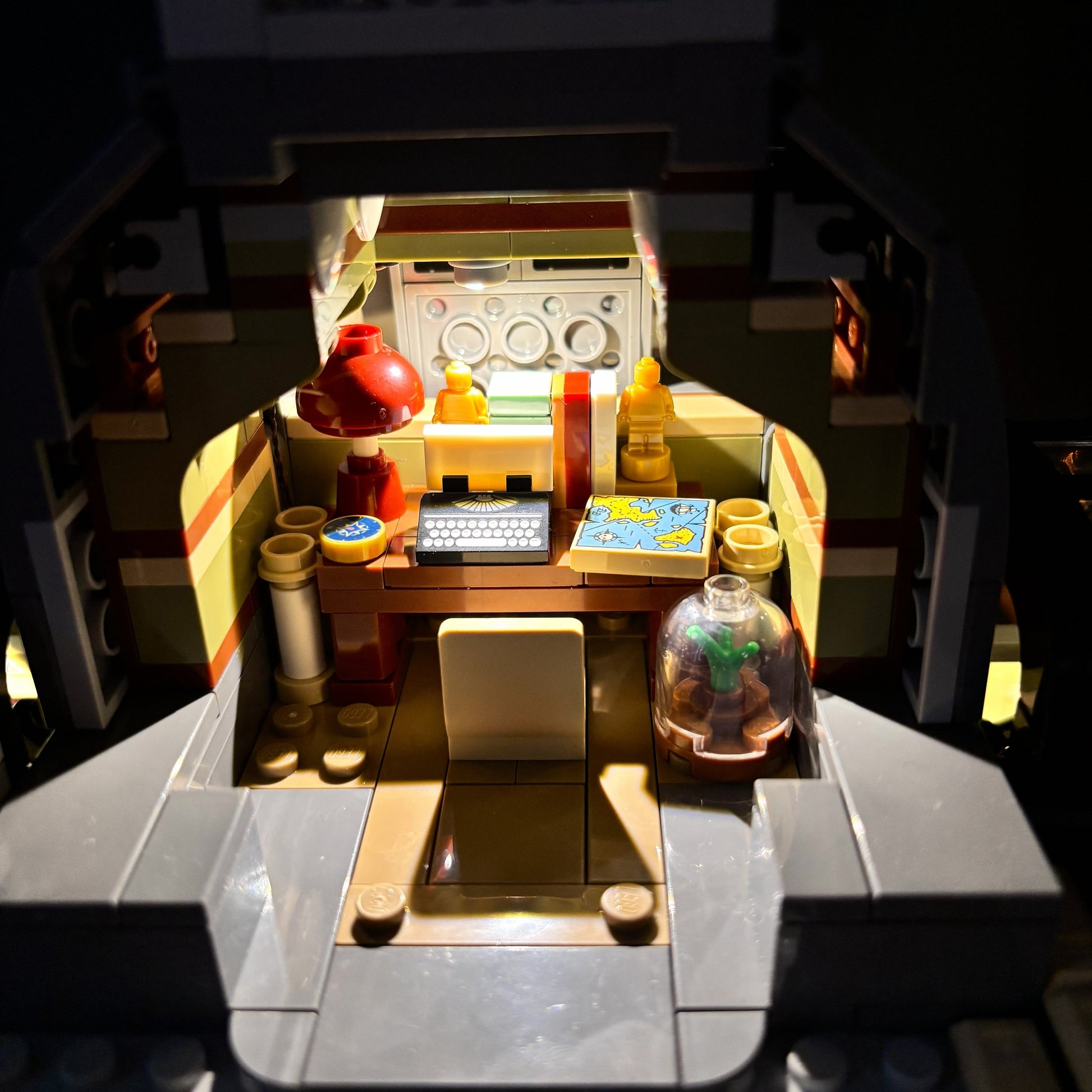 Lyskit til LEGO® Natural History Museum (10326) med oplyste etager, statuer, træer og dinosaur-skelet