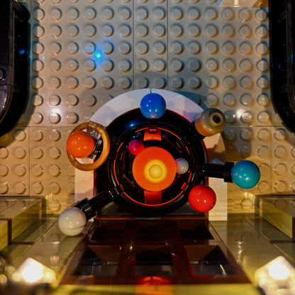 Lyskit til LEGO® Natural History Museum (10326) med oplyste etager, statuer, træer og dinosaur-skelet